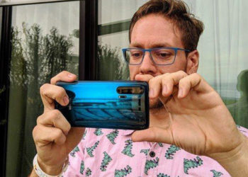 Honor 20 Pro в синем цвете показан на живых фото