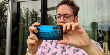 Honor 20 Pro в синем цвете показан на живых фото