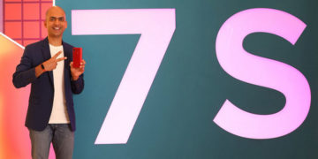 Вице-президент Xiaomi показал смартфон Redmi Note 7S